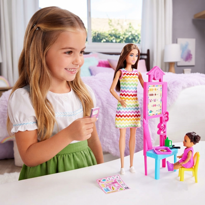 Barbie Lehrerin brünette Puppe mit Kleinkind, Möbel und Zubehör – Mattel JCR76